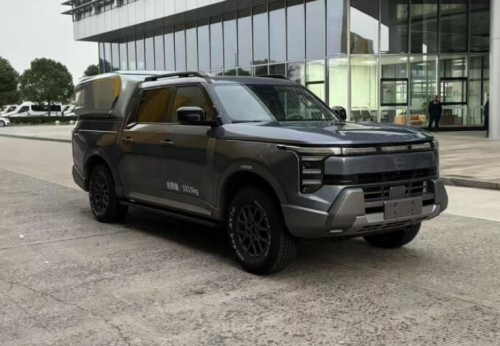 Traveling pickup truck